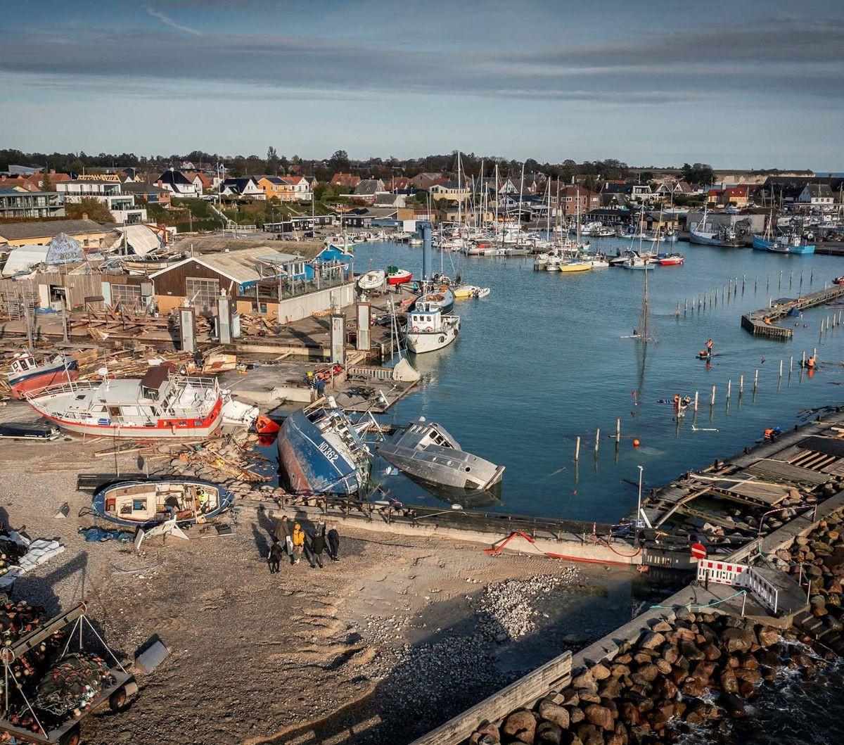 Sebuah pelabuhan di Kota Rodvig, Denmark, porak-poranda setelah dihantam amukan Badai Babet, pada 22 Oktober 2023.&nbsp;Angin kencang memicu gelombang tinggi yang menerobos pertahanan banjir di wilayah pesisir Denmark.