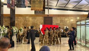 Tiga jenazah prajurit TNI yang gugur dalam misi United Nations Interim Force in Lebanon (UNIFIL) di Lebanon tiba di Bandara Soekarno-Hatta. (Liputan6.com/Lizsa Egeham)