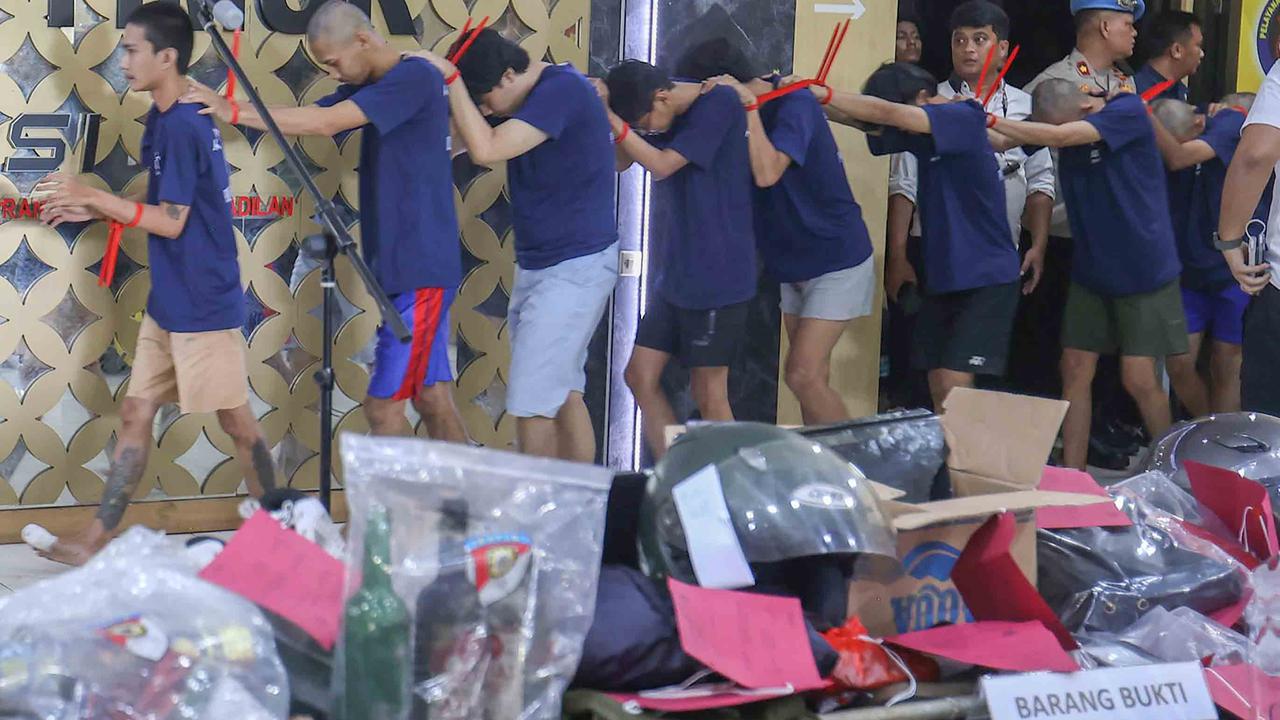 FOTO: Polisi Tetapkan 14 Tersangka Penyerangan Polres dan Polsek di Jakarta Timur