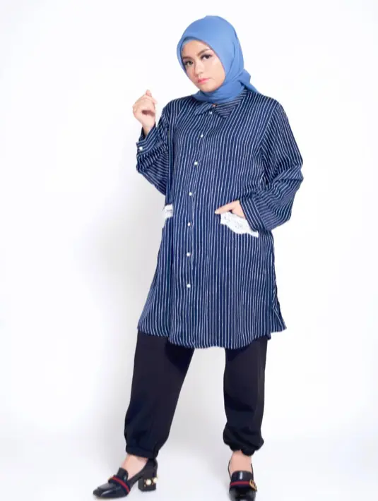 Seperti ini misalnya, Tika memakai jogger pants hitam dengan paduan long shirt biru bermotif garis-garis. Untuk hijabnya, ia pun memilih warna biru. Cantik banget kan? (Instagram/tika_ramlan)
