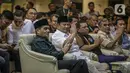 Bacapres Prabowo Subianto (kedua kiri) duduk bersama Ketua Dewan Pembina Setia Prabowo, Romo Muhammad Syafi'i (kiri) saat menghadiri acara deklarasi relawan Setia Prabowo di Hotel Kartika Chandra, Jakarta Selatan, Sabtu (7/10/2023). (Liputan6.com/Faizal Fanani)