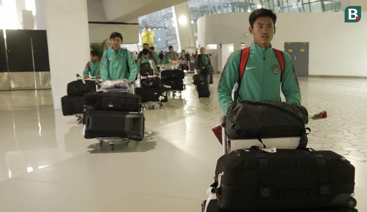 Pemain Timnas Indonesia U-16 tiba di Bandara Soekarno Hatta, Tangerang, Kamis (15/3/2018). Timnas Indonesia berhasil menjuarai turnamen Jenesys di Jepang. (Bola.com/M Iqbal Ichsan)