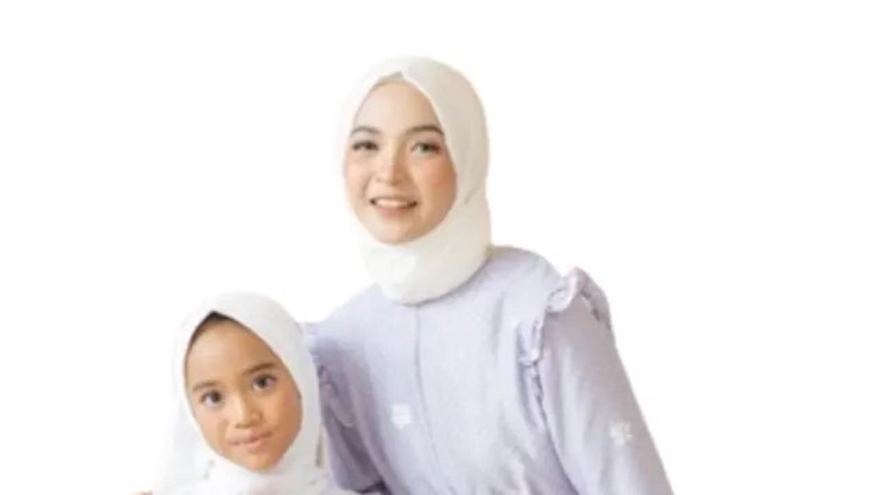 Model Gamis Terbaru Motif Bunga Kombinasi Polos yang Simpel dan Elegan
