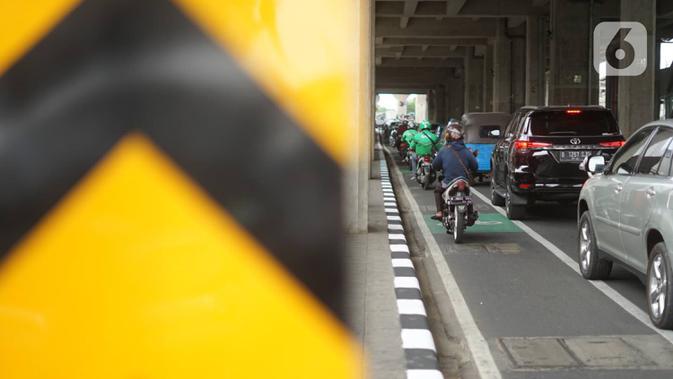 Kendaraan melintasi jalur sepeda di Jalan Fatmawati Raya, Jakarta Selatan, Kamis (21/11/2019). Mulai 20 November 2019, penindakan atau tilang diberlakukan kepada para penerobos jalur sepeda di Jakarta. (Liputan6.com/Immanuel Antonius)