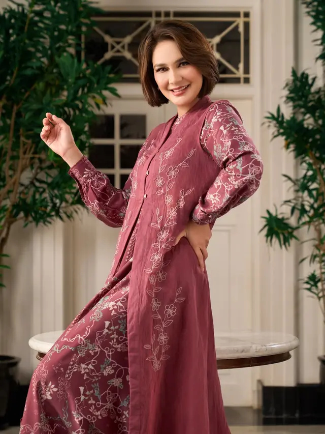 6 Potret Model Gamis Rompi Lepas Luna Maya, Inspirasi Lebaran Sarimbit Keluarga