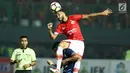  Bek Persija, Willian Pachecho menghalau bola atas saat laga melawan Arema FC dilanjutan Liga 1 Indonesia di Stadion Patriot Candrabhaga, Bekasi, Jumat (2/6). Persija unggul 2-0 atas Arema FC. (Liputan6.com/Helmi Fithriansyah)