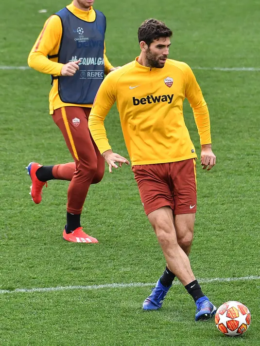 Bek AS Roma, Federico Fazio mengumpan bola saat mengikuti latihan di Trigoria, selatan Roma (5/3). Pada Leg pertama AS Roma menang tipis atas Porto 2-1 di stadion Olimpico. (AFP Photo/Andreas Solaro)