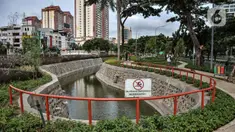 Warga saat berkunjung ke Taman Biotrans di Jalan Suprapto, Cempaka Putih, Jakarta, Minggu (19/12/2021). Gubernur DKI Jakarta Anies Baswedan meresmikan Taman Biotrans yang merupakan kombinasi ruang terbuka hijau dan biru. (merdeka.com/Iqbal S. Nugroho)