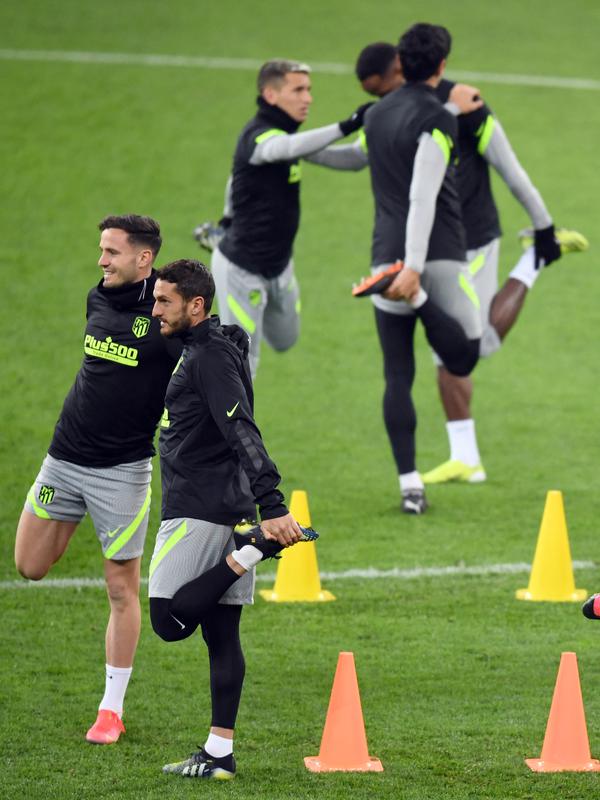 Gelandang Atletico Madrid, Saul Niguez (kiri) dan Koke (kedua kiri) saat sesi latihan menjelang leg pertama babak 16 besar Liga Champions melawan Chelsea di Stadion Arena Nationala, Senin (22/2/2021). Atletico dan Chelsea sama-sama gagal menang di liga akhir pekan kemarin.  (Daniel MIHAILESCU/AFP)