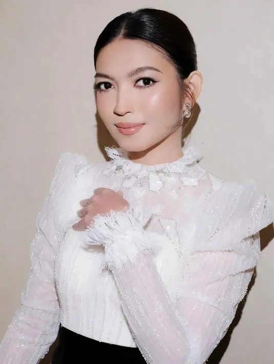 Pesona Selvi Ananda saat kondangan, menampilkan nuansa yang lebih modern pada penampilannya. Kali ini ia dirias dengan nuansa cokelat lembut dan glowing yang menyatu sempurna dengan tone kulitnya, disempurnakan dengan outfit chic yang elegan. [Foto: Instagram/selvirakabuming]