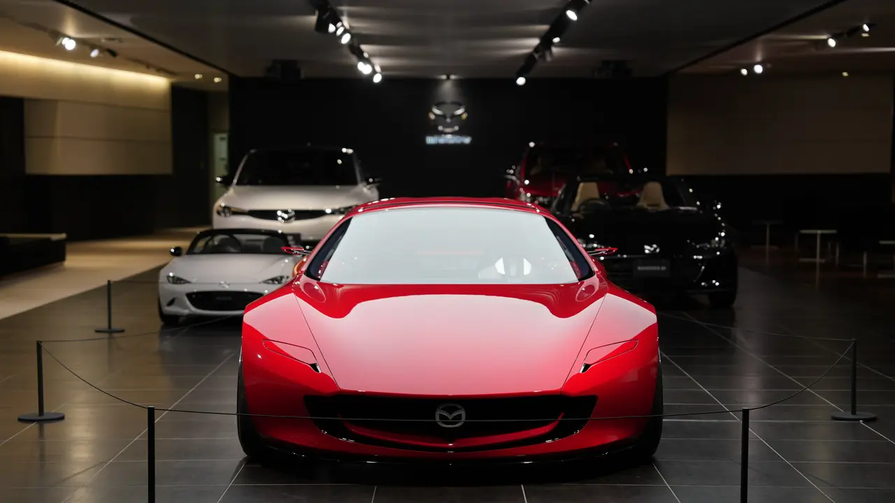 Mobil sport konsep Mazda Iconic SP di showroom kantor pusat Hiroshima. (Sumber: X/Mazda_PR)@
