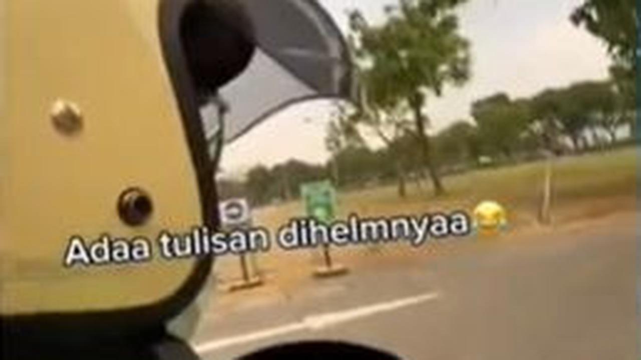 Seorang pengemudi ojek online (ojol) asal Jakarta mendapat pujian dari warganet karena memberikan pelayanan tak biasa untuk pelanggan.<br>