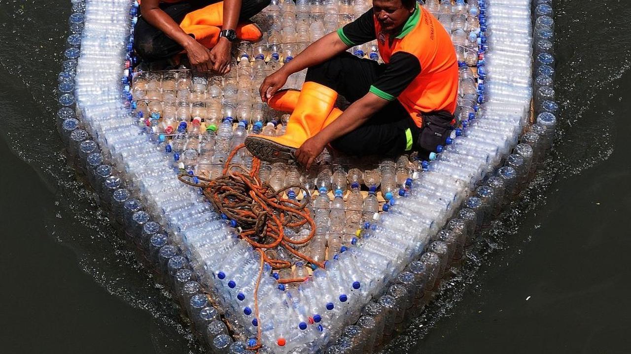 FOTO: Penampakan Perahu Botol Plastik Bekas Buatan Petugas UPS Badan Air DKI Jakarta saat Diuji Coba di Kanal Banjir Timur