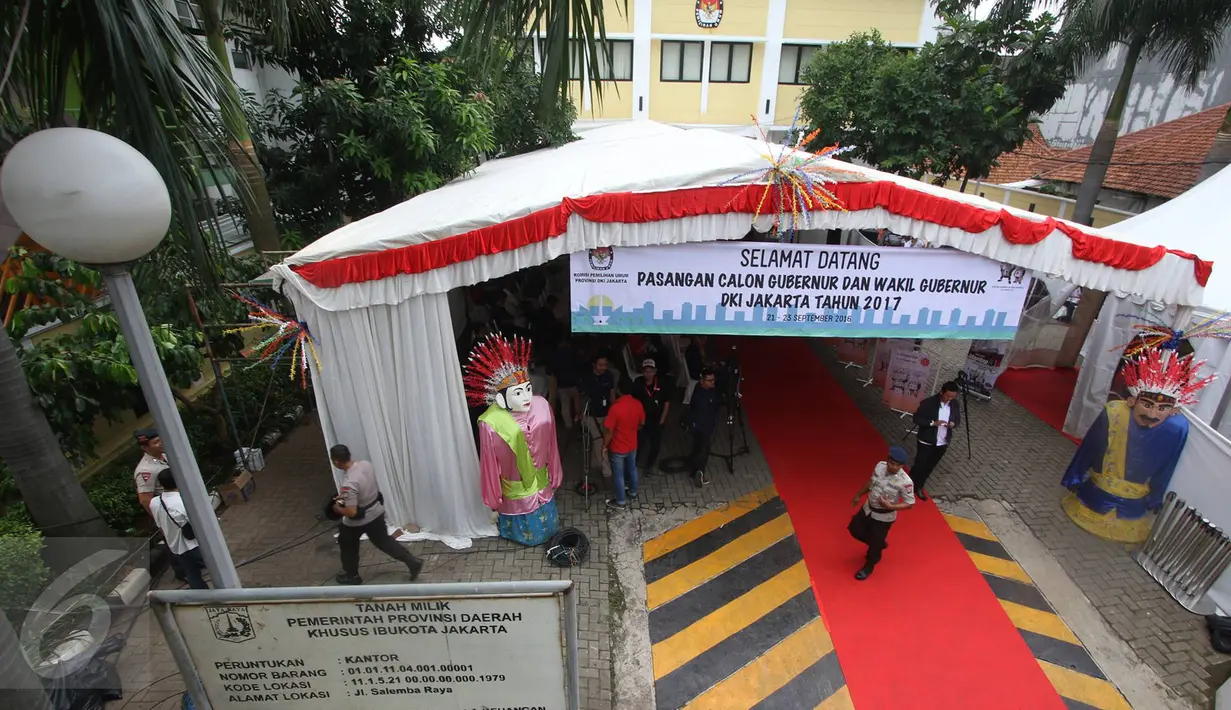 Sepasang ondel-ondel dan karpet merah dipasang di pintu masuk Gedung KPUD DKI Jakarta, Rabu (21/9). Pendaftaran bakal pasangan calon gubernur dan wakil gubernur pada Pilgub DKI 2017 dimulai hari ini. (Liputan6.com/Immanuel Antonius)