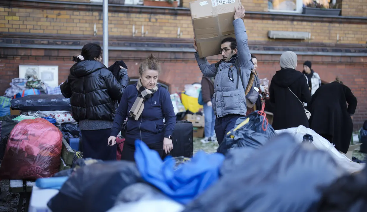 Orang-orang menyortir dan mengepak persediaan bantuan di tempat pengumpulan untuk komunitas Turki di Berlin, Jerman, Selasa, 7 Februari 2023. Ratusan anggota komunitas Turki di Berlin berbondong-bondong ke sekolah musik di ibu kota Jerman untuk menyumbangkan bantuan kemanusiaan setelah selatan Turki dan Suriah utara dilanda gempa bumi ganda pada Senin, 6 Februari 2023. (AP Photo/Markus Schreiber)