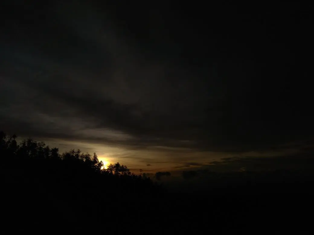 Dominasi warna gelap saat senja menegaskan keindahan, kematian yang indah. (foto: Liputan6.com/ibra/edhie prayitno ige)