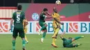 Aksi Herman Dzumafou (tengah) menghalau dari kejaran pemain Persebaya Surabaya pada laga Gojek Liga 1 bersama Bukalapak di Stadion PTIK, Jakarta, Rabu (11/7/2018). Bhayangkara FC dan Persebaya bermain imbang 3-3. (Bola.com/Nick Hanoatubun)