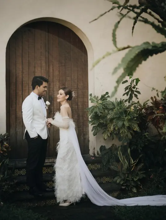 Aaliyah juga kenakan dress dengan detail ekor yang menjuntai. Gaya ini membuat glamor tampilan Aaliyah. [Foto: Instagram/ Aaliyah Massaid]