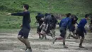 Aktivitas pelatihan militer yang dilakukan oleh kelompok pemberontak KNPP di Negara Bagian Kayah, Myanmar.Serangan yang dilancarkan junta militer di desa-desa membuat para warga berlindung di hutan dan menguatkan tekad mereka untuk berjuang melawan kudeta.  (Handout/Kantarawaddy Times/AFP)