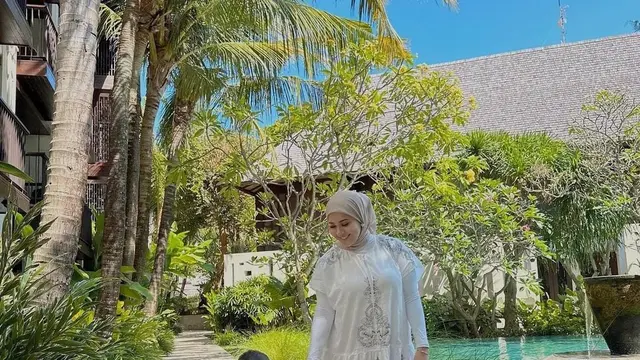 Potret Kesha Ratuliu Liburan di Bali Sambil Asuh Anak