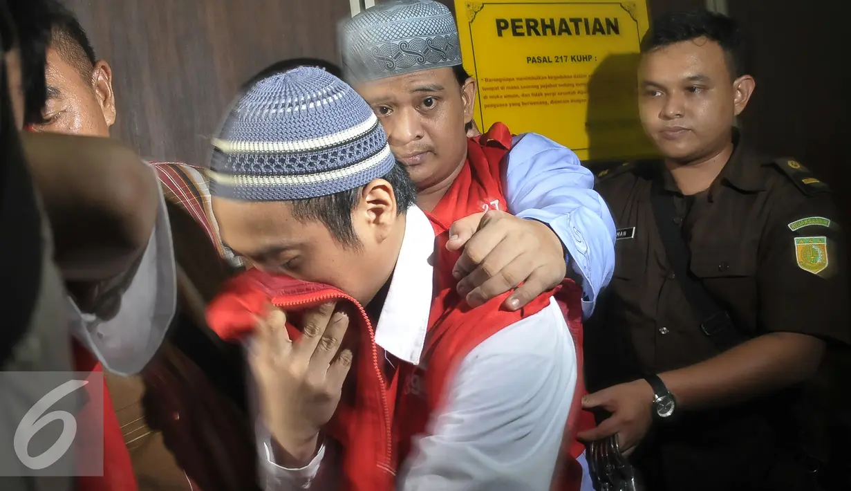 Terdakwa Muhammad Iqbal saat digiring polisi menuju ruang tahanan di Pengadilan Negeri Jakarta Selatan, Selasa (3/11/2015). M Iqbal dijatuhi vonis 15 tahun penjara oleh Pengadilan Negeri Jakarta Selatan. (Liputan6.com/Yoppy Renato)