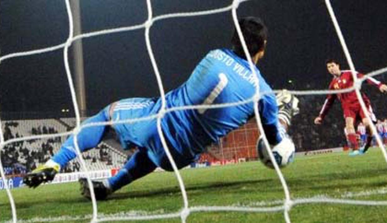 Kiper Paraguay Justo Villar memblok eksekusi penalti gelandang Venezuela Franklin Lucena di Mendoza, 20 Juli 2011. Penyelamatan ini menjadi kunci kemenangan Paraguay 5-3 lewat adu penalti sehingga lolos ke final Copa America. AFP PHOTO/RODRIGO ARANGUA