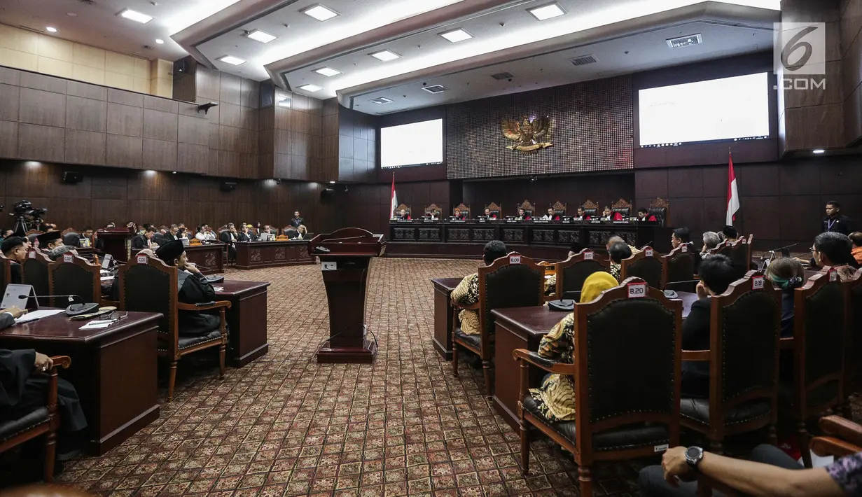 Suasana sidang putusan sengketa hasil Pilpres 2019 di Gedung Mahkamah Konstitusi (MK), Jakarta, Kamis (27/6/2019). Sidang yang dimohonkan Prabowo Subianto-Sandiaga Uno itu beragendakan pembacaan putusan oleh majelis hakim MK. (Liputan6.com/Faizal Fanani)