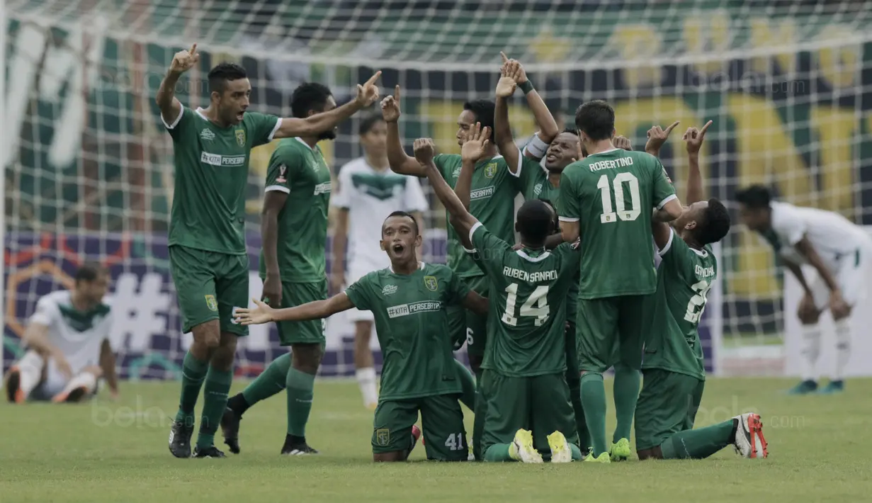 Pemain Persebaya merayakan gol yang dicetak oleh Nelson Alom ke gawang PSMS pada laga perempat final Piala Presiden di Stadion Manahan, Solo, Sabtu, (3/2/2018). PSMS menang adu penalti atas Persebaya dengan skor 4-3. (Bola.com/M Iqbal Ichsan)