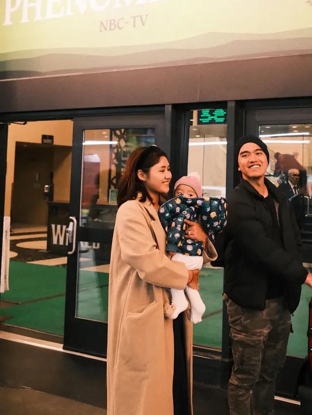 Potret Erina Gudono Momong Anak dengan Gaya Kasual, Terlihat Stylish Andalkan Bando Prada Rp7Jutaan