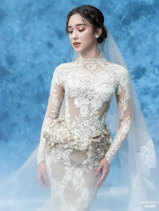 Pesona Yasmin Napper sebagai pengantin perempuan kian anggun dengan tatanan rambut lowbun. Aksen kepang di bagian depan memberi sentuhan lembut pada tampilan Yasmin [@riomotret]