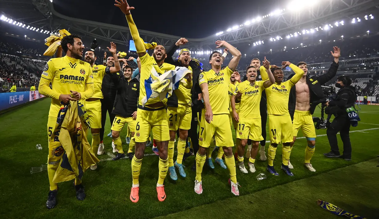 Para pemain Villarreal melakukan selebrasi usai mengalahkan Juventus pada pertandingan leg kedua babak 16 besar Liga Champions di Allianz Stadium, Turi, Italia, Kamis (17/3/2022).  Juventus kalah atas Villarreal 0-3. (Fabio Ferrari, LaPresse via AP)