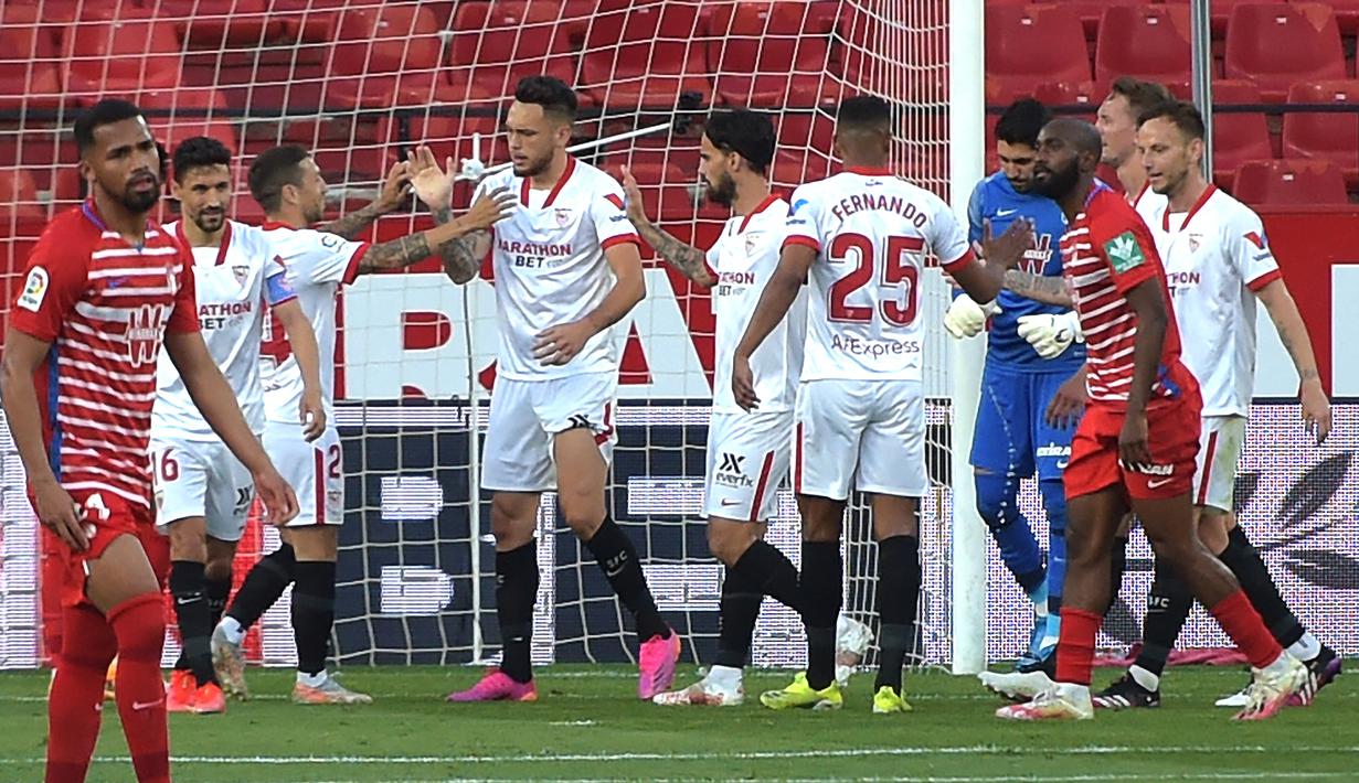 Pada menit ke-53, gelandang Lucas Ocampos (tengah) memperbesar keunggulan Sevilla atas Granada menjadi 2-0 lewat golnya pada menit ke-53. (AFP/Cristina Quicler)