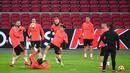Para pemain Real Madrid melakukan latihan jelang laga Liga Champions 2019 di Johan Cruijff Arena, Selasa (12/2). Real Madrid akan berhadapan dengan Ajax Amsterdam. (AFP/Emmanuel Dunand)