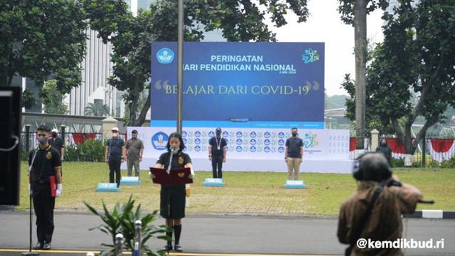Tonton Live Streaming Upacara Bendera Perayaan Hardiknas Di Youtube Kemendikbud Ri News Liputan6 Com