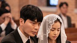 Kim Tae Hee berperan sebagai Joo Ran, ibu rumah tangga yang tampaknya memiliki kehidupan sempurna dengan suami dan anak laki-lakinya. Sementara Kim Sung Oh berperan sebagai suami Joo Ran, Jae Ho, seorang pengelola rumah sakit. (Foto: ENA via Soompi)