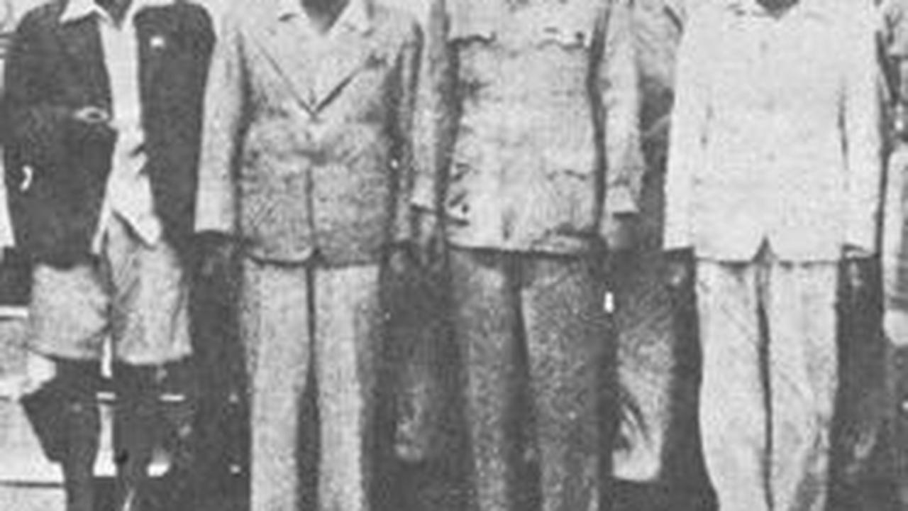 Foto Lawas Pemerintahan Pertama Soekarno-Hatta Kabinet Presidensial Tahun 1945, Presiden Berdiri Gagah di Antara Para Menteri
