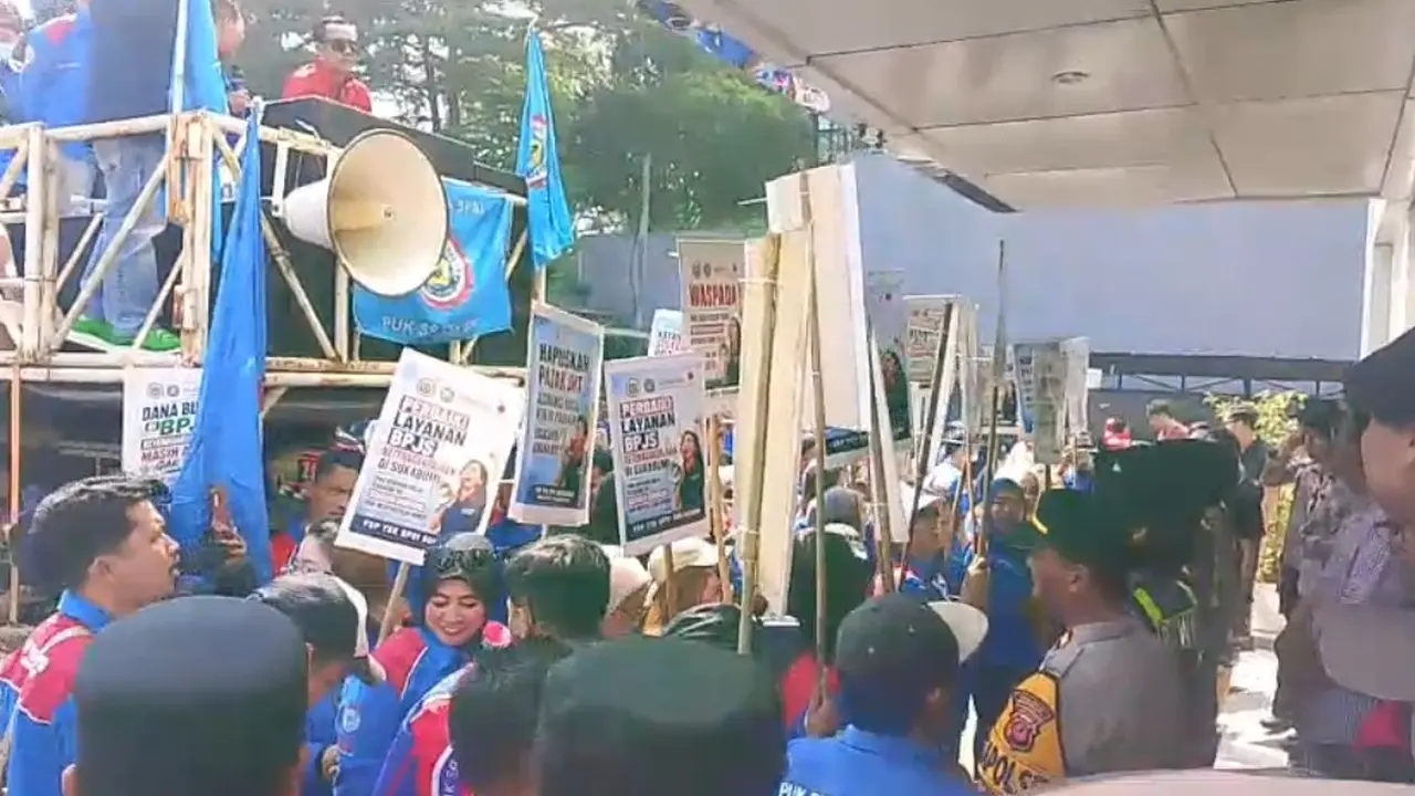 Buruh Sukabumi geruduk BPJS Ketenagakerjaan.