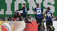 Striker Inter Milan Lautaro Martinez merayakan gol ke gawang Rapid Wina pada leg pertama 32 besar Liga Europa di Allianz Stadion, Wina, Kamis (14/2/2019). (AFP/Joe Klamar)