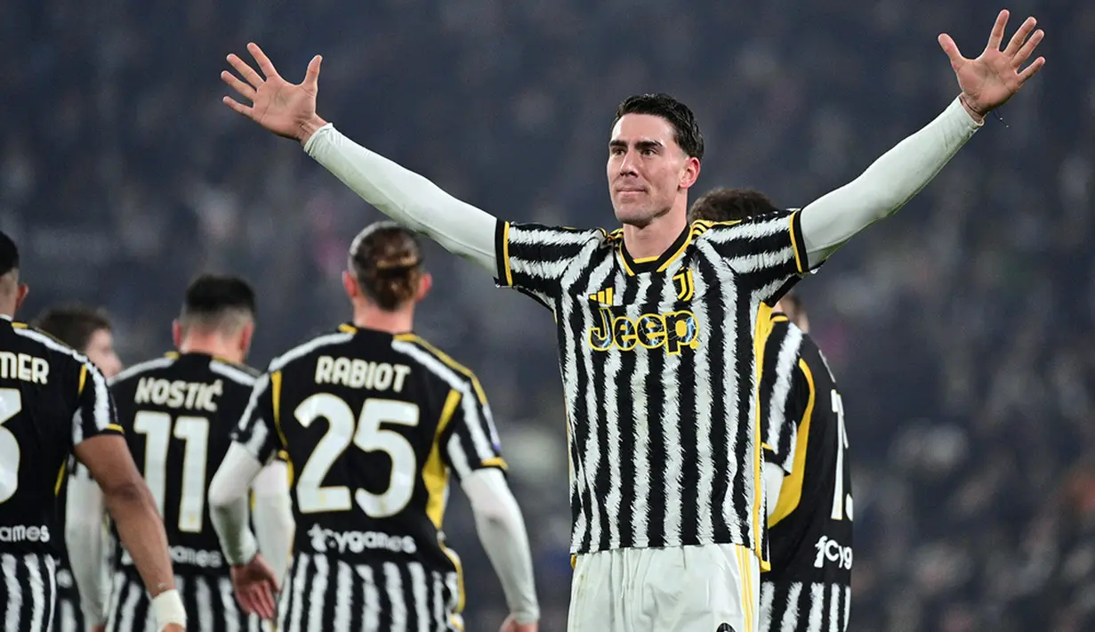 Juventus akhirnya bisa membuka keunggulan pada menit ke-15. Tendangan kaki kiri dari jarak jauh Vlahovic melesat kencang menuju sudut atas gawang Sassuolo. (Marco Alpozzi/LaPresse via AP)