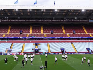 Para pemain Paris Saint-Germain (PSG) saat mengikuti sesi latihan tim di Villa Park, Birmingham, Inggris, pada 14 April 2025. (FRANCK FIFE/AFP)