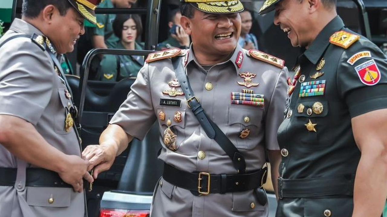 Sama-sama menjadi abdi negara membuat tiga bersaudara ini selalu kompak dan bersinergi. Kekompakan itu terlihat dari berbagai unggahan di media sosial Brigjen Zainul Bahar.<br>
