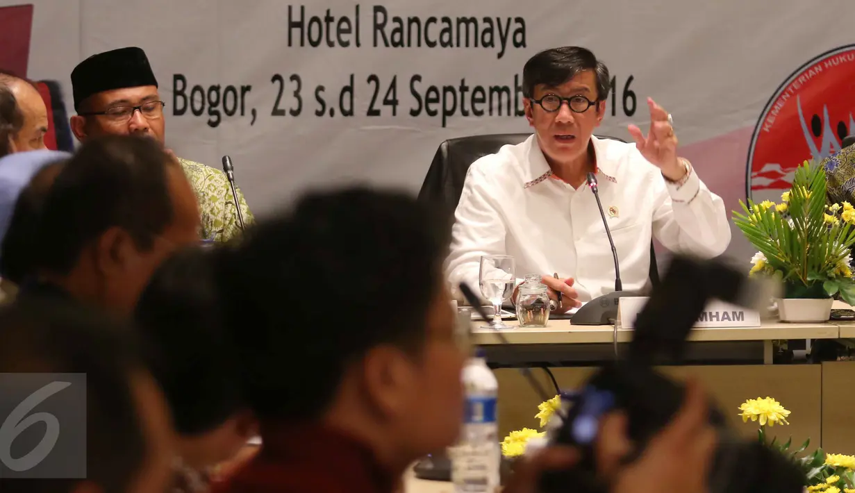 Menteri Hukum dan HAM Yasonna Laoly saat rapat koordinasi di Bogor, Jawa Barat, Jumat (23/9) malam. Yasonna mengatakan pemberian remisi terhadap koruptor harusnya dilakukan oleh hakim saat vonis di pengadilan. (Liputan6.com/Angga Yuniar)