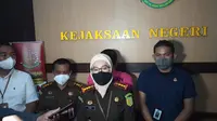 Kepala Kejari Garut Neva Sari Susanti memberikan penjelasannya di depan awak media, usai penangkapan terpidana koruptor proyek PPI Cilauteureun, Cikelet Garut, saat rilis kasus di Kejari Garut, Kamis (16/9/2021) malam. (Liputan6.com/Jayadi Supriadin).