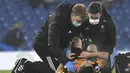 Gelandang Wolverhampton Wanderers, Daniel Podence mendapat perawatan medis akibat cedera dalam laga lanjutan Liga Inggris 2020/21 pekan ke-20 melawan Chelsea di Stamford Bridge, Rabu (27/1/2021). Wolverhampton bermain imbang 0-0 dengan Chelsea. (Pool via AP/Neil Hall)