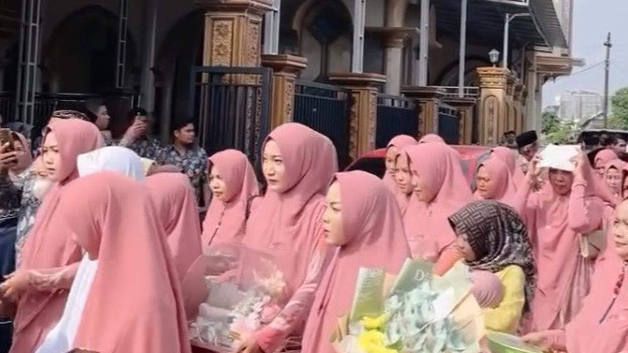 Para pengiring pengantin juga masih membawakan Hikma beberapa buket uang dengan beragam pecahan. Seserahan berupa makanan juga sempat terlihat disiapkan di mobil pick up.