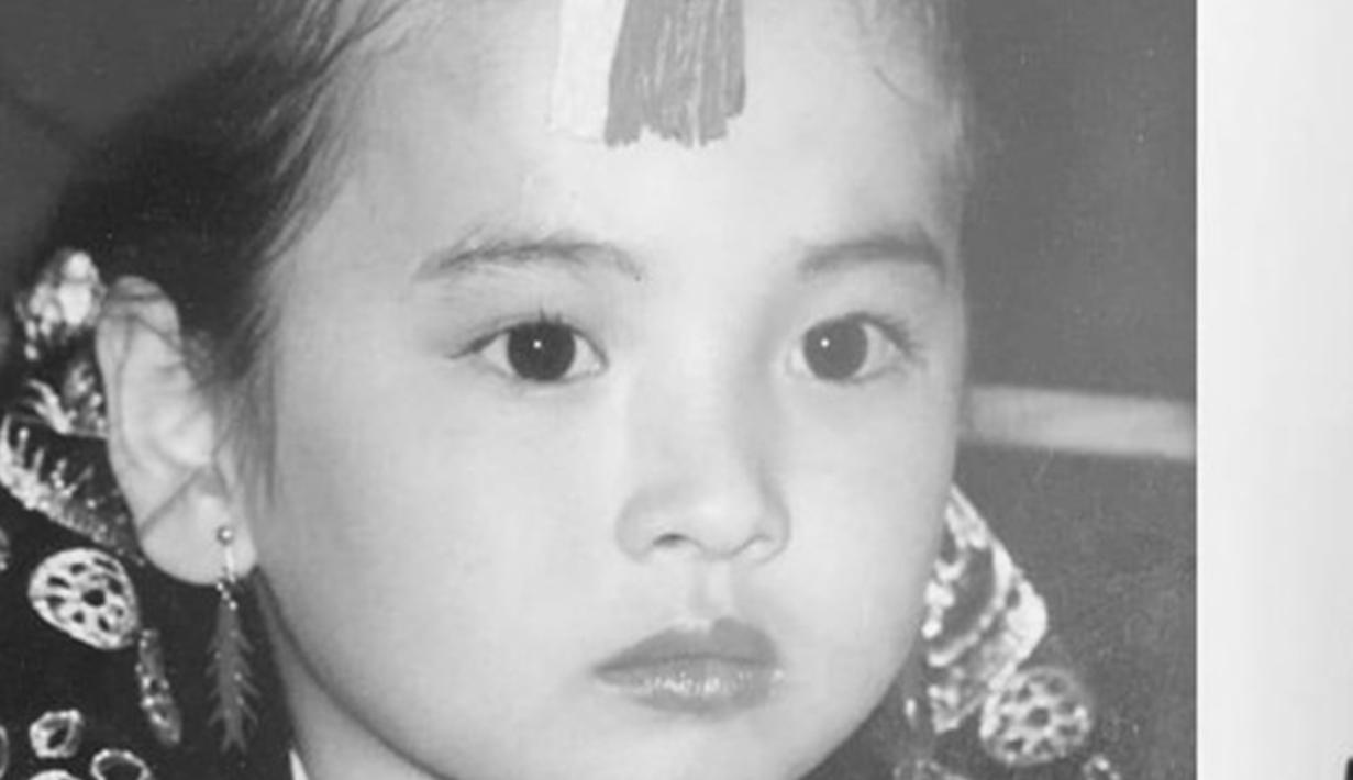 Song Hye Kyo kecil memiliki paras yang imut. Bahkan Hye Kyo sudah percaya diri tampil dengan riasan budaya Korea Selatan sedari kecil. Foto ini pun sukses curi perhatian para warganet. (Liputan6.com/IG/kyokyo1112)