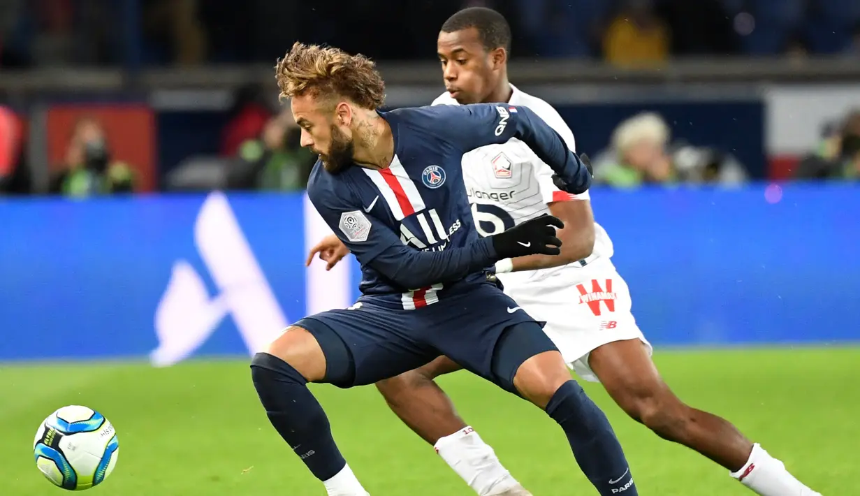 Bek Lille Gabriel dos Santos Magalhaes berusaha merebut bola dari penyerang PSG, Neymar pada pertandingan L1 Prancis di Parc des Princes di Paris pada 22 November 2019. Gabriel Magalhaes secara resmi dibeli Arsenal dari Lille dengan nilai transfer 27 juta poundsterling. (AFP/Bertrand Guay)