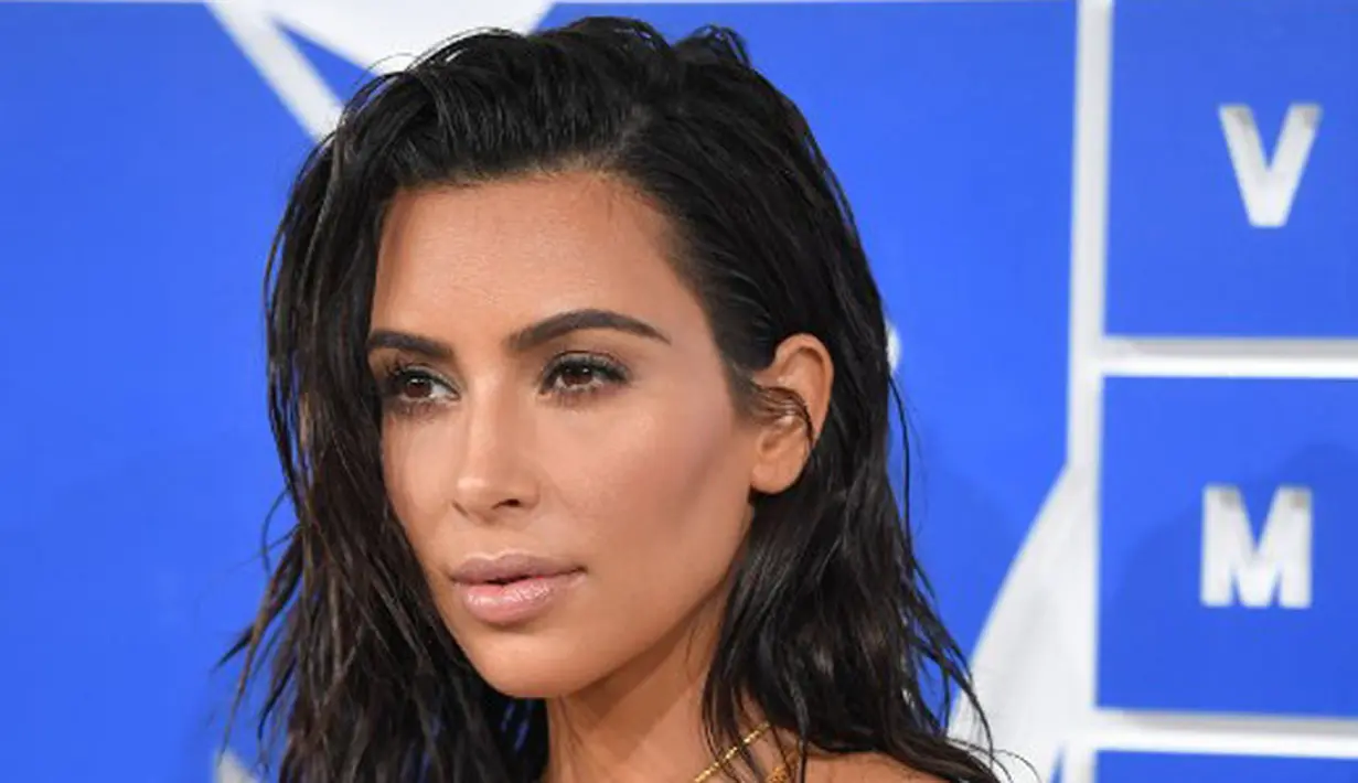 “Memiliki banyak anak tentunya membutuhkan sebuah usaha,” ucapnya. “Operasi ini merupakan jalan teraakhir yang bisa aku coba (untuk melahirkan),” tutur Kim Kardashian. (AFP/Bintang.com)