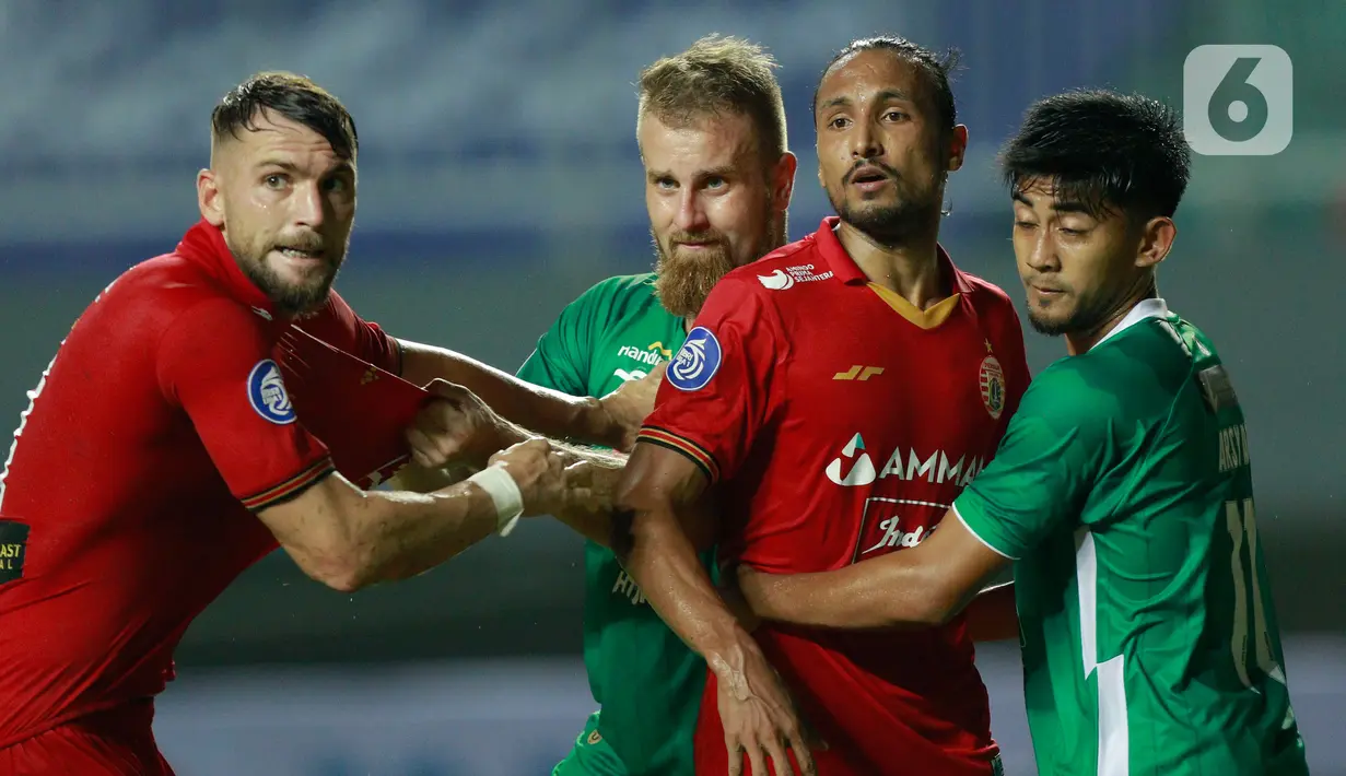 Pemain PSS Sleman menjaga ketat pemain Persija Jakarta pada pertandingan BRI Liga 1 2021 di Stadion Pakansari, Bogor, Minggu (5/9/2021). Kedua tim bermain imbang 1-1. (Bola.com/M Iqbal Ichsan)