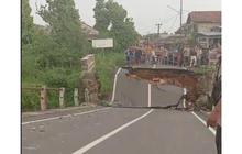 Jembatan di Prabumulih Ambruk Diterjang Arus Deras Sungai, Polisi dan Warga Nyaris Jadi Korban